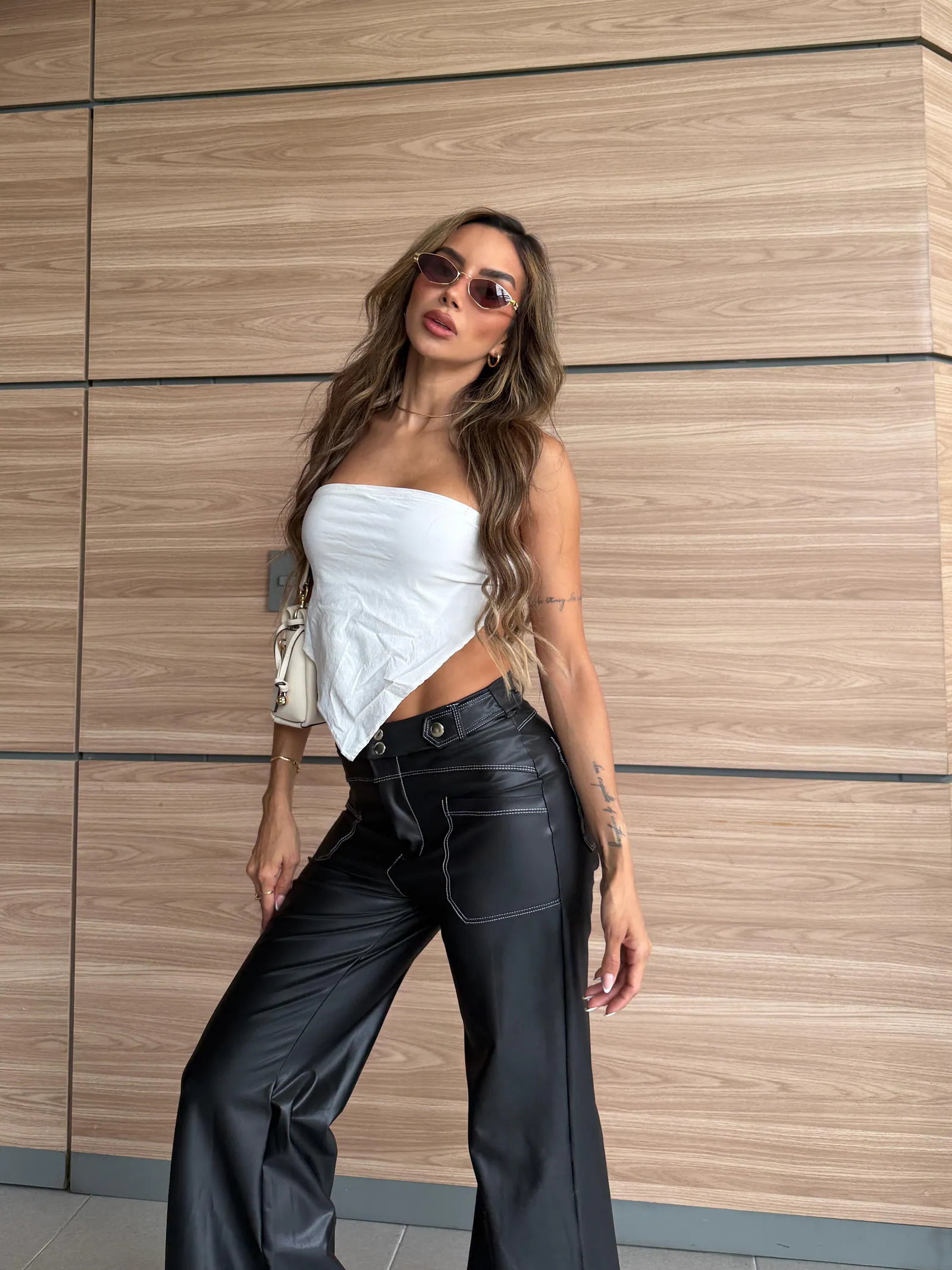 Pantalón alto impacto efecto cuero con Costuras en Contraste. — vista 3