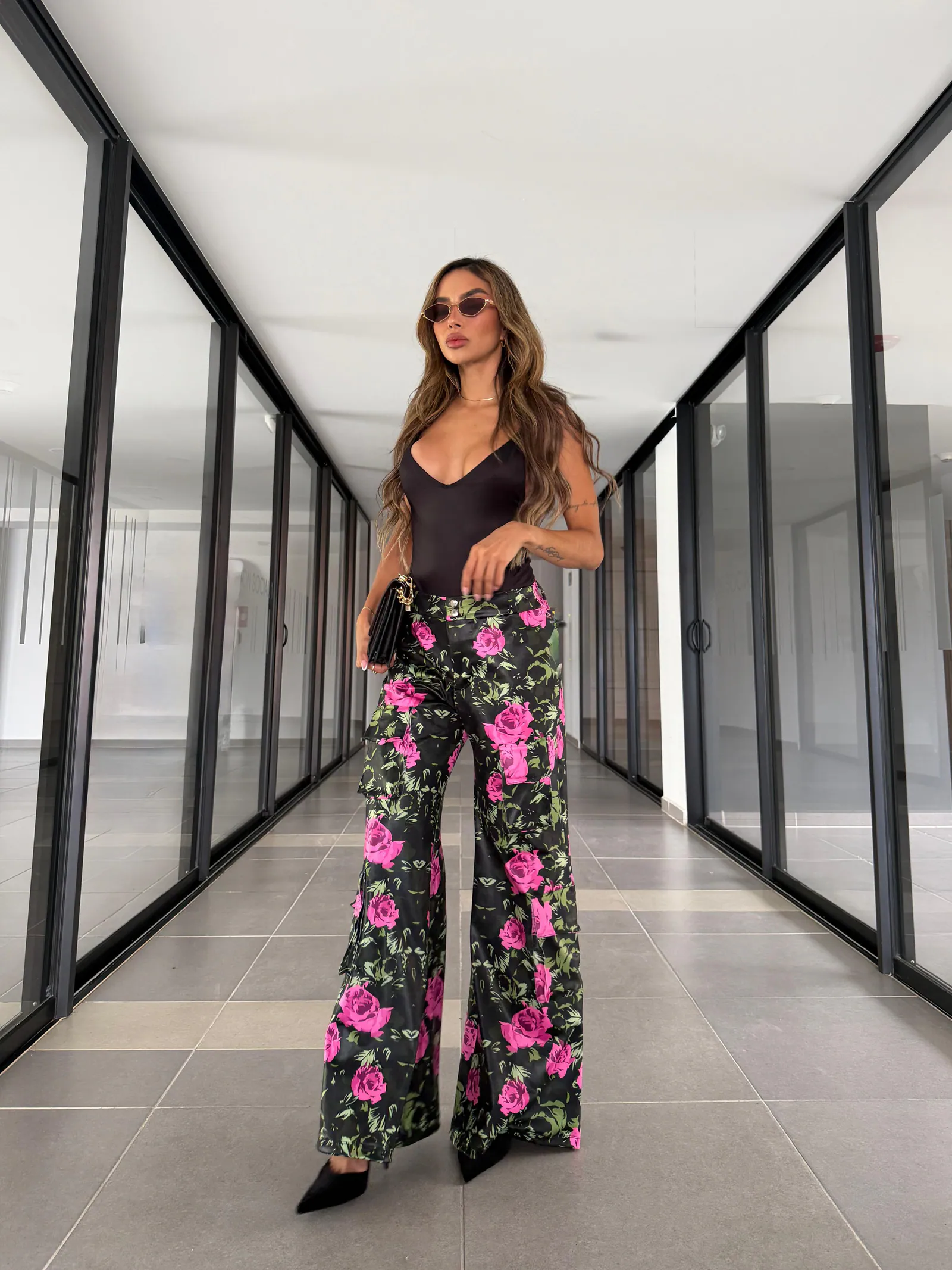 Pantalón efecto cuero Estampado Floral de Rosas Bolsillos Cargo — vista 2