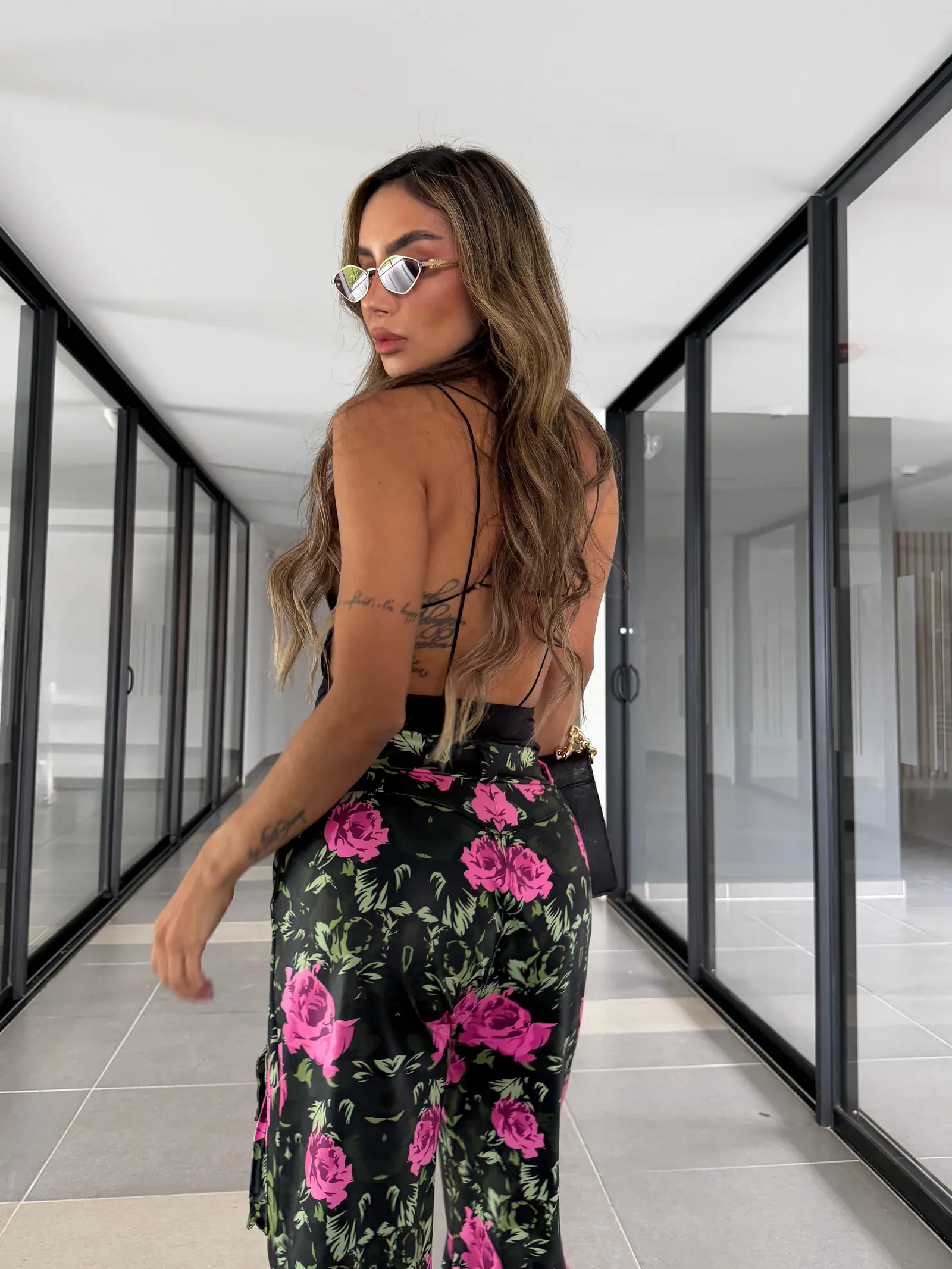 Pantalón efecto cuero Estampado Floral de Rosas Bolsillos Cargo — vista 3