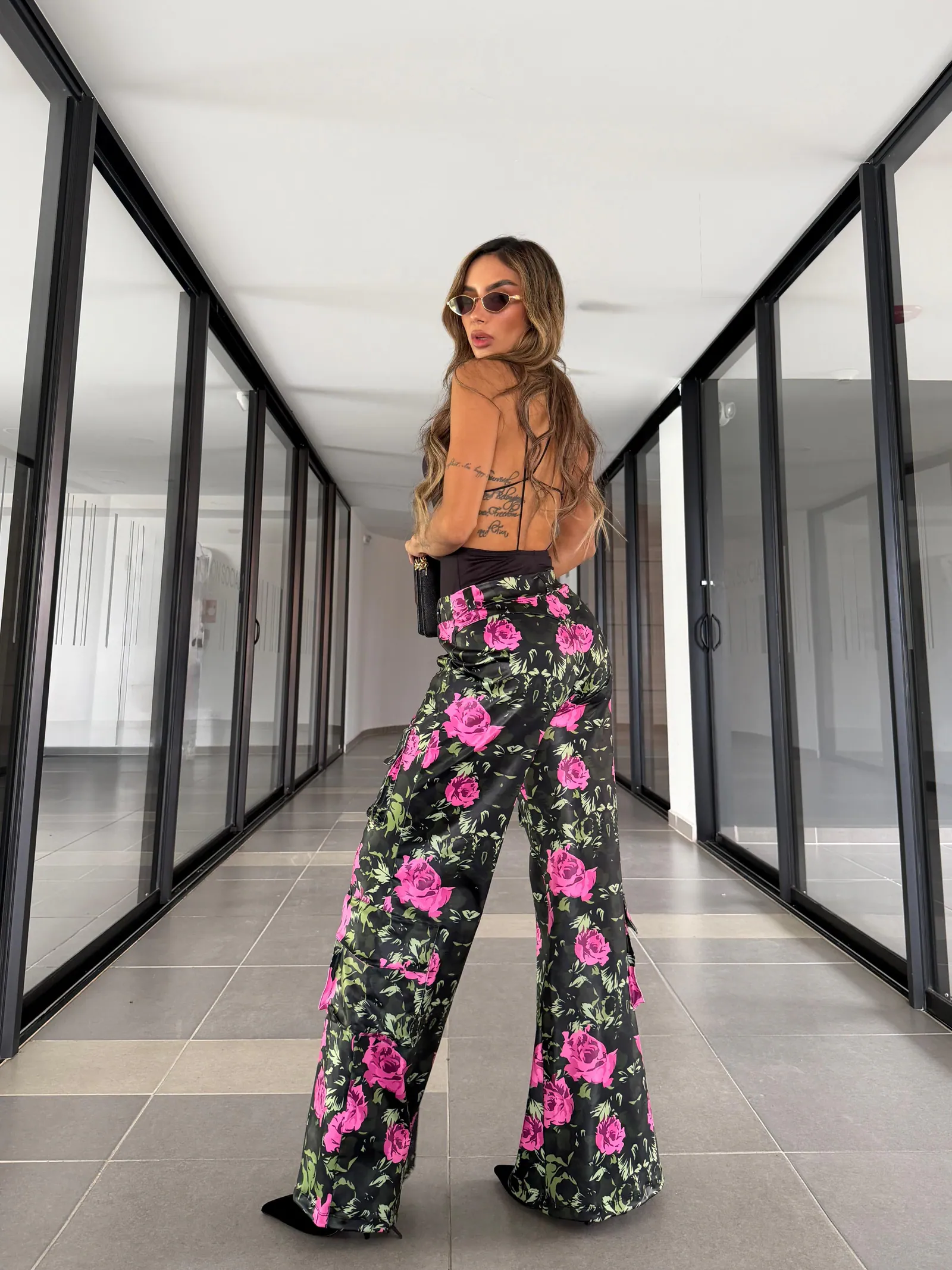 Pantalón efecto cuero Estampado Floral de Rosas Bolsillos Cargo — vista 1