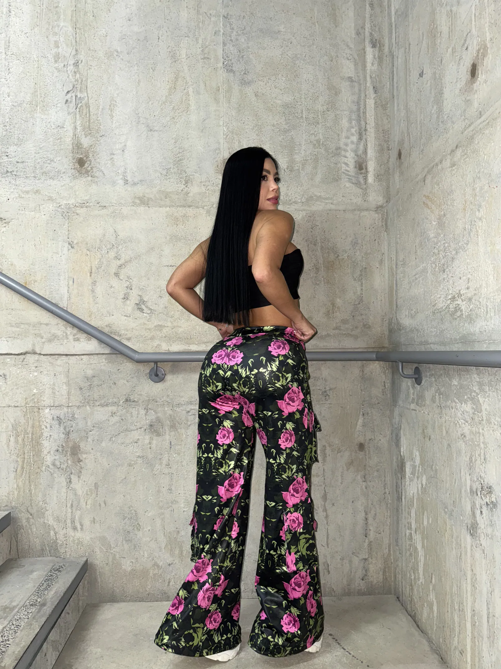 Pantalón efecto cuero Estampado Floral de Rosas Bolsillos Cargo — vista 4