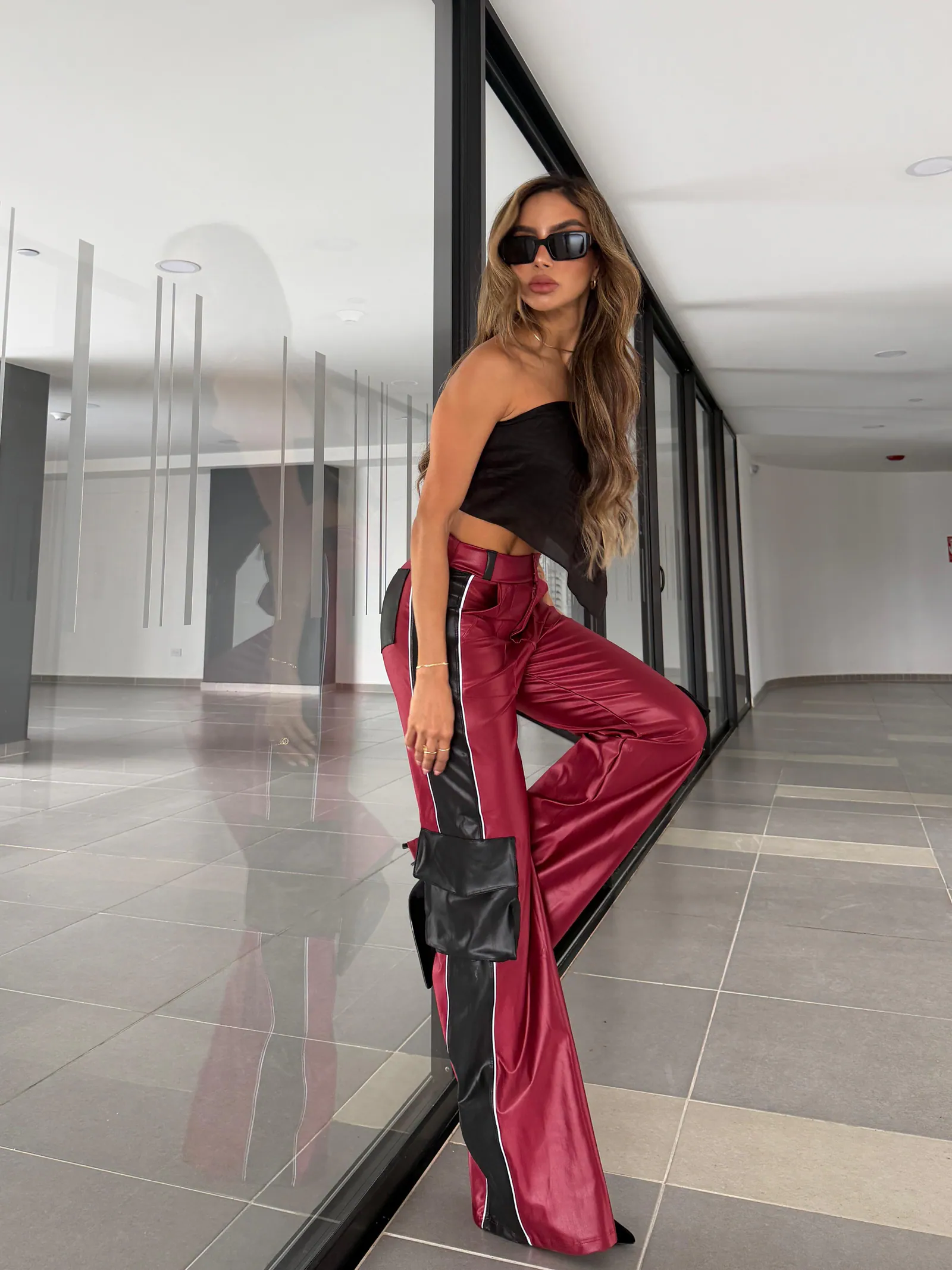 Pantalón efecto cuero Bicolor con Raya Lateral y Bolsillo Cargo — vista 2