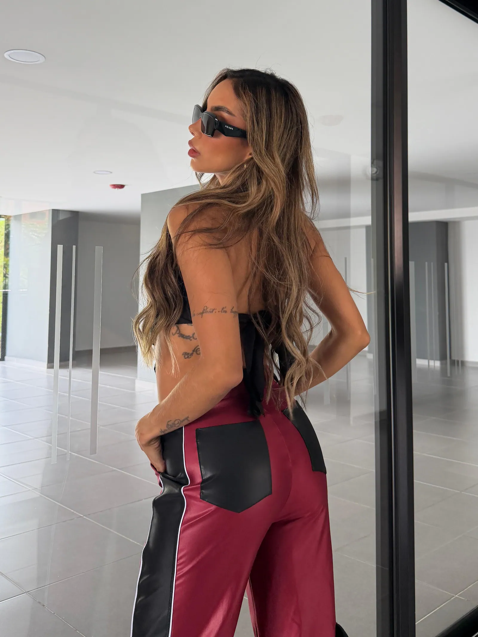 Pantalón efecto cuero Bicolor con Raya Lateral y Bolsillo Cargo — vista 4