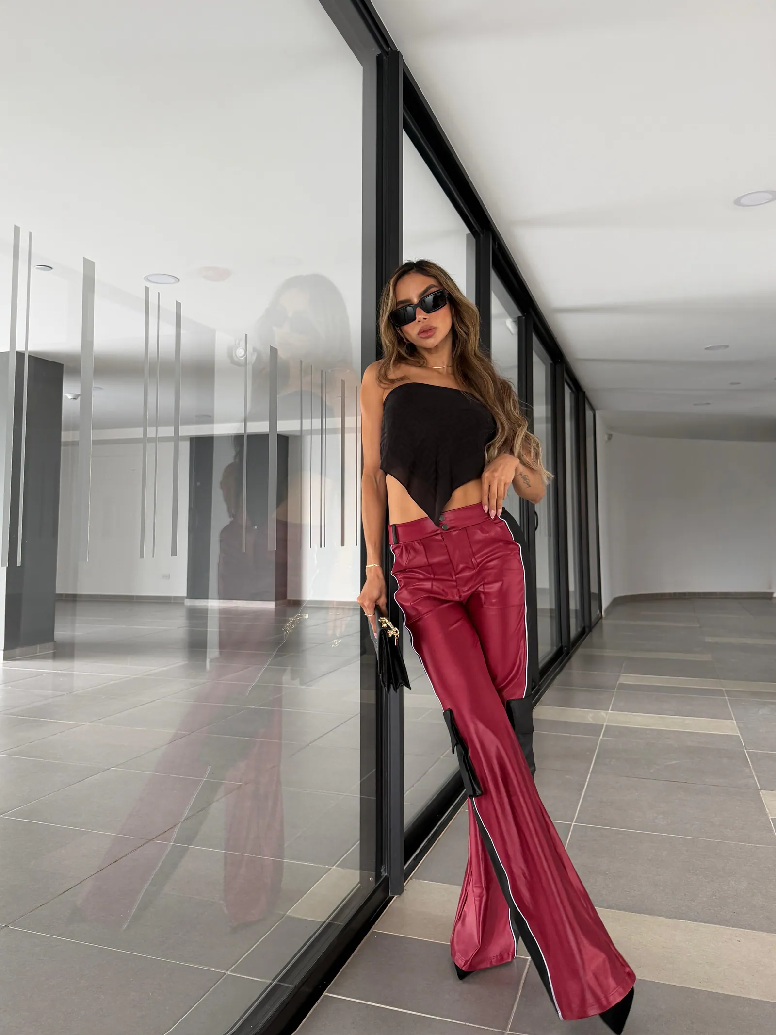 Pantalón efecto cuero Bicolor con Raya Lateral y Bolsillo Cargo — vista 3