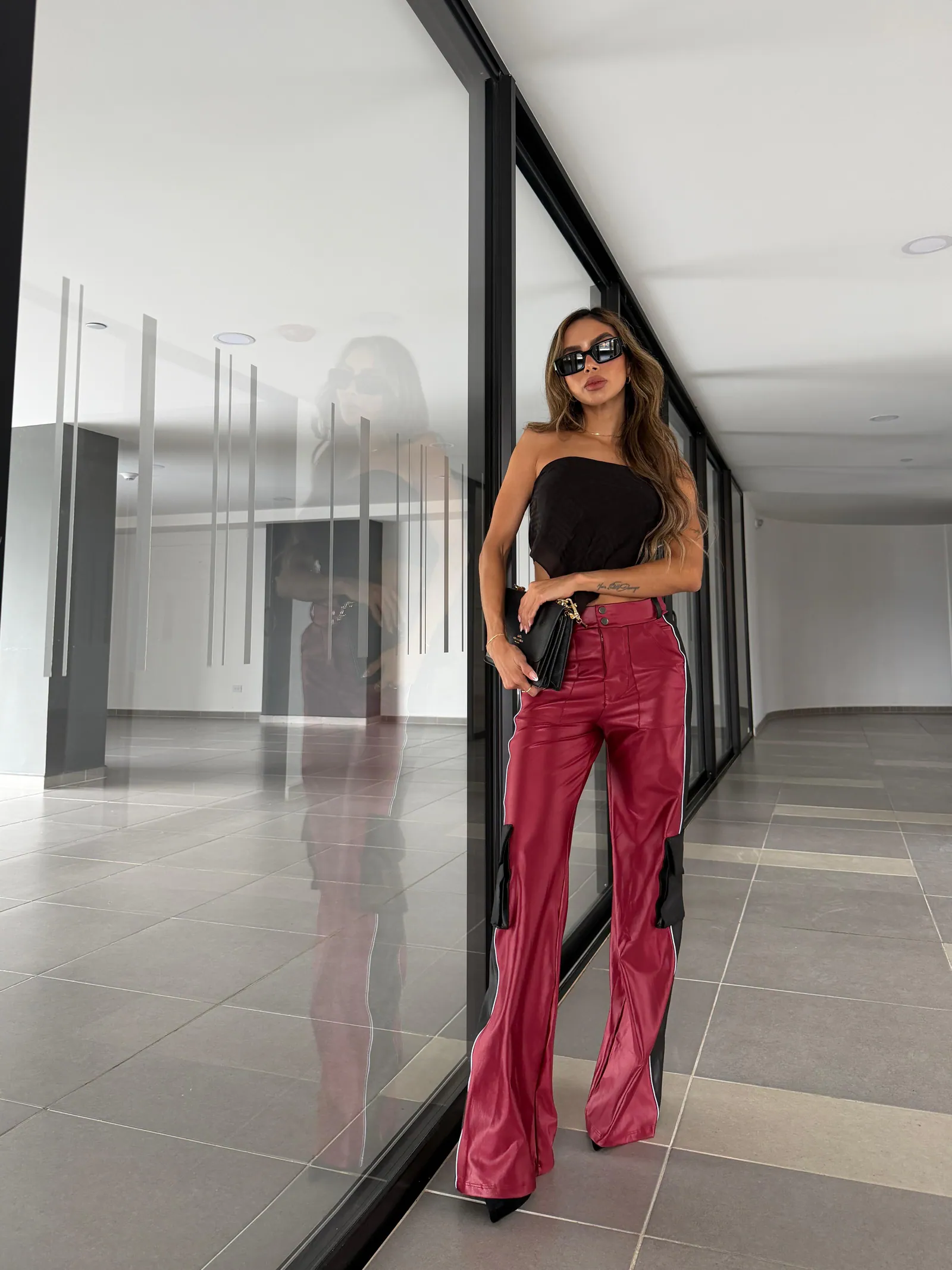Pantalón efecto cuero Bicolor con Raya Lateral y Bolsillo Cargo — vista 1