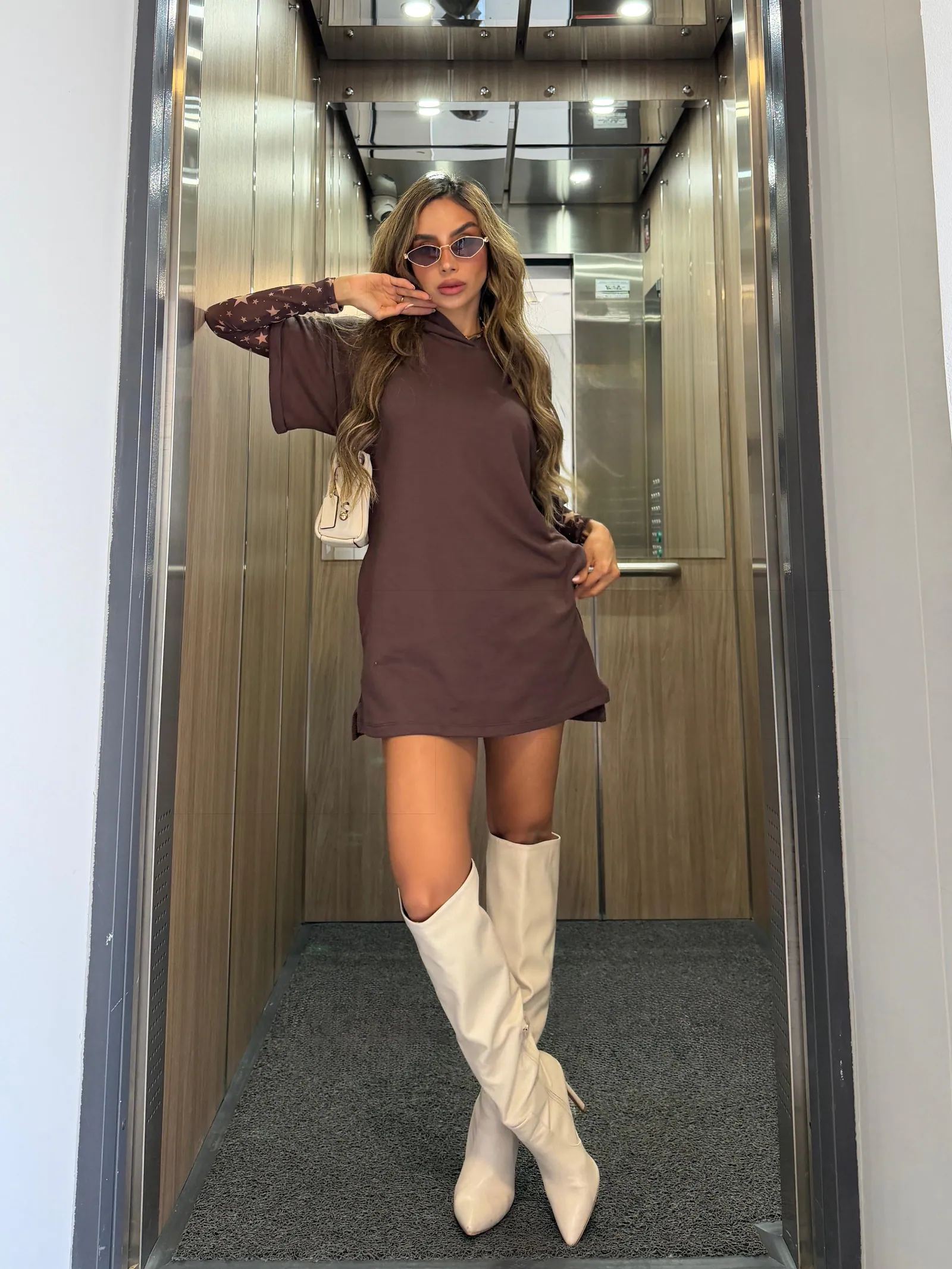 Vestido en Burda premium con diseño oversize, capucha y aberturas laterales — vista 3