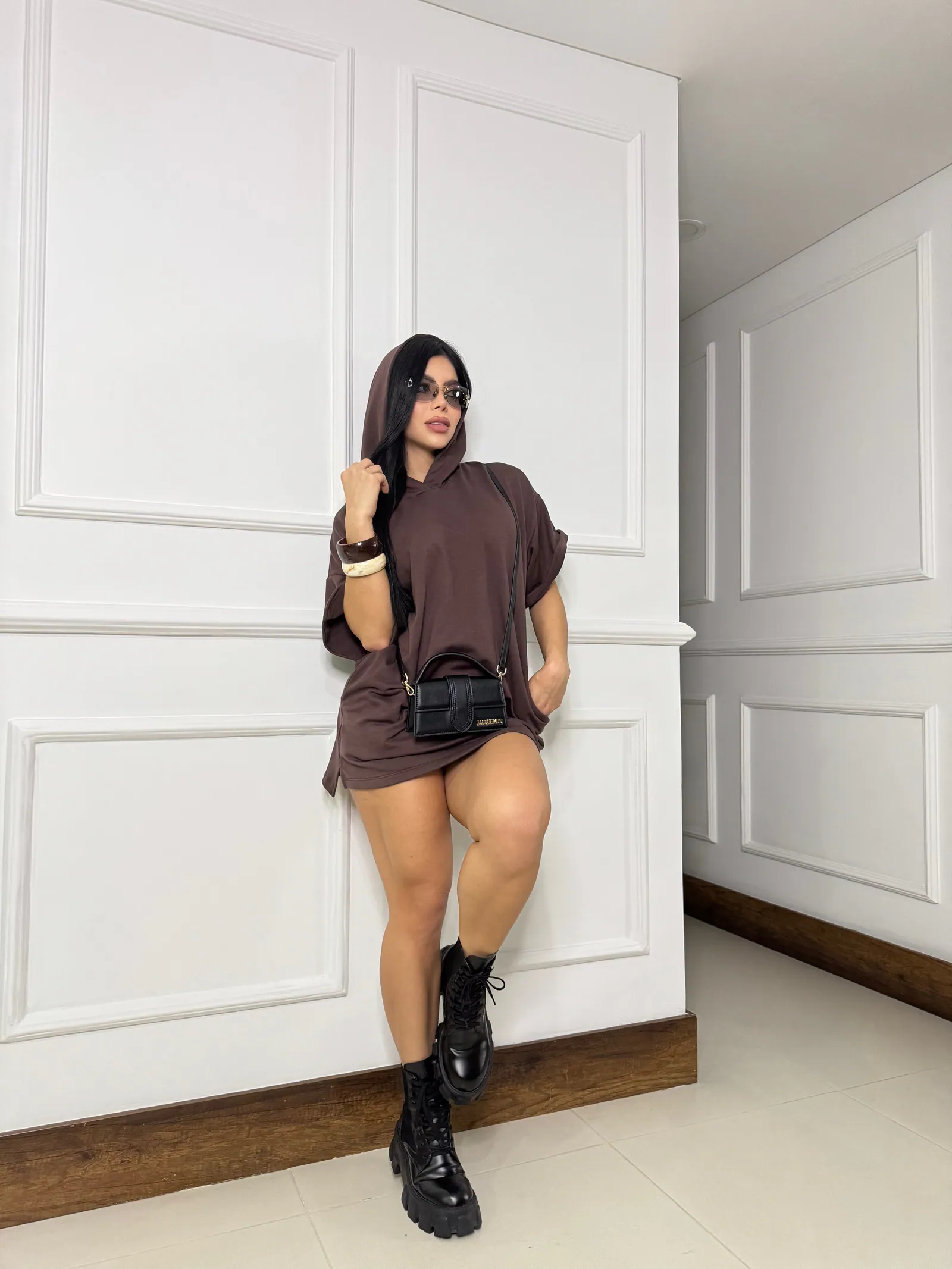 Vestido en Burda premium con diseño oversize, capucha y aberturas laterales — vista 4