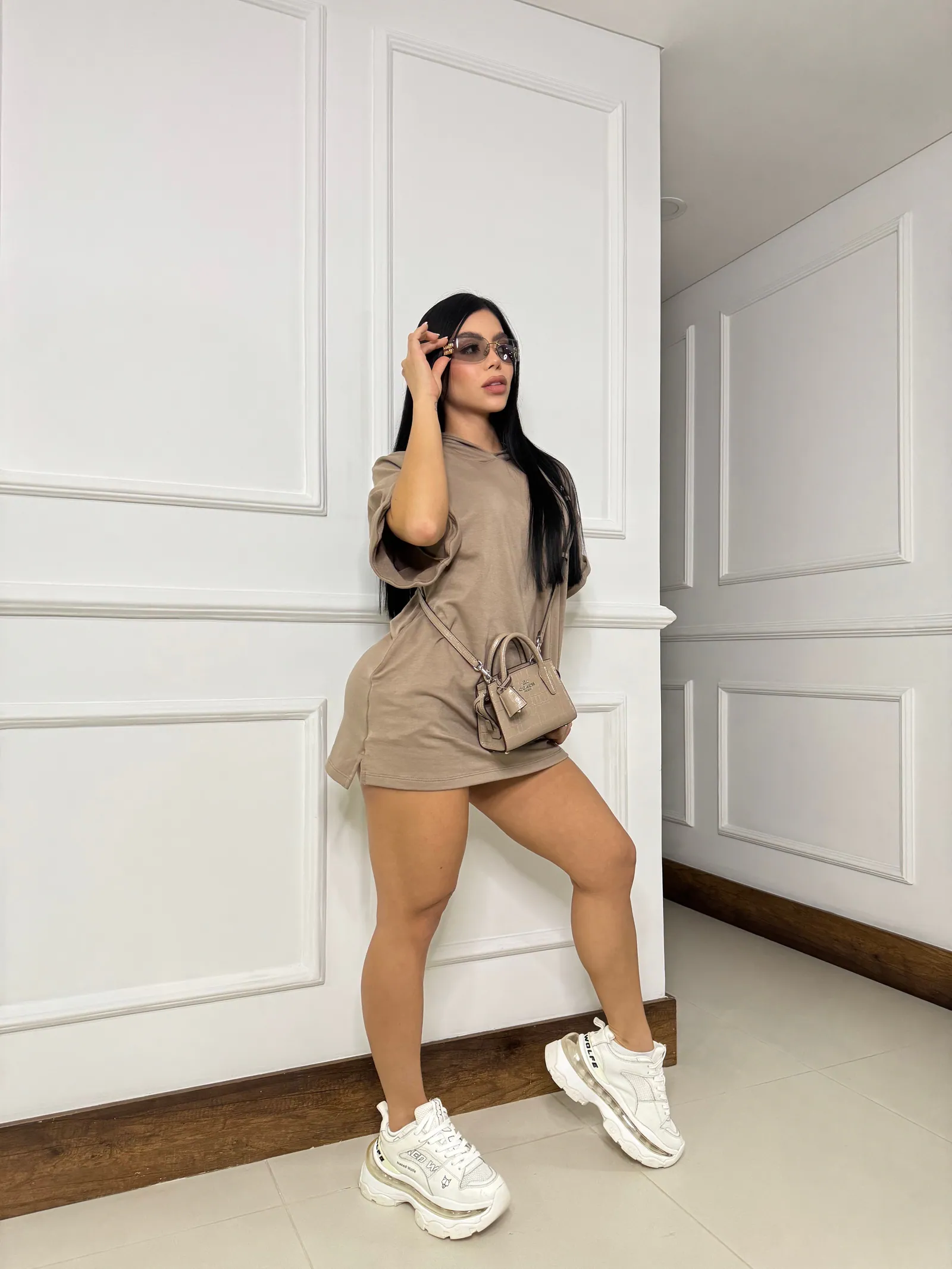 Vestido en Burda premium con diseño oversize, capucha y aberturas laterales — vista 6