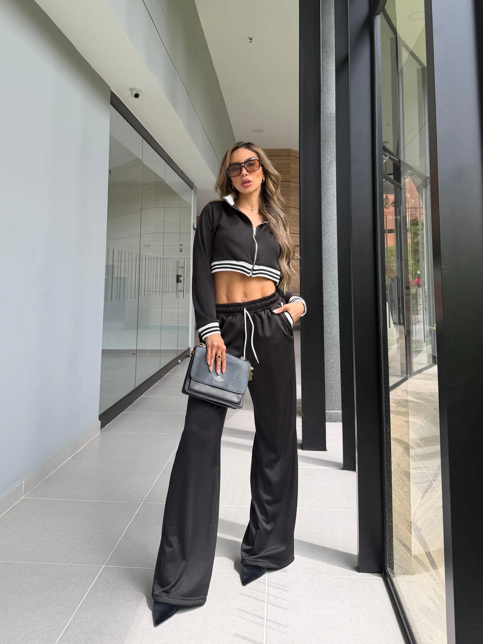 Conjunto deportivo tela rib con detalles de rayas contrastantes — vista 6