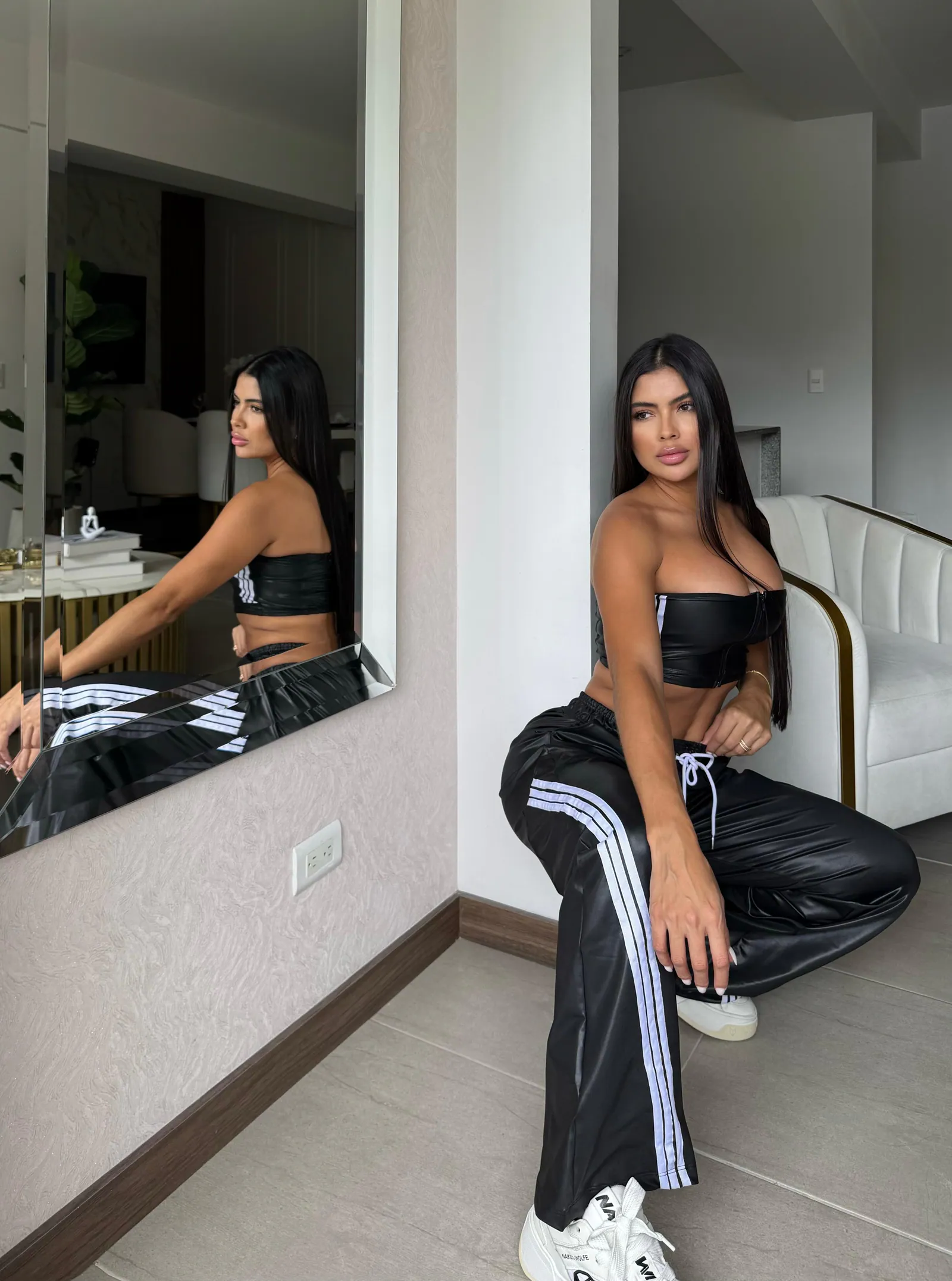 Pantalón Jogger Efecto Cuero con Franjas Urbanas — vista 3