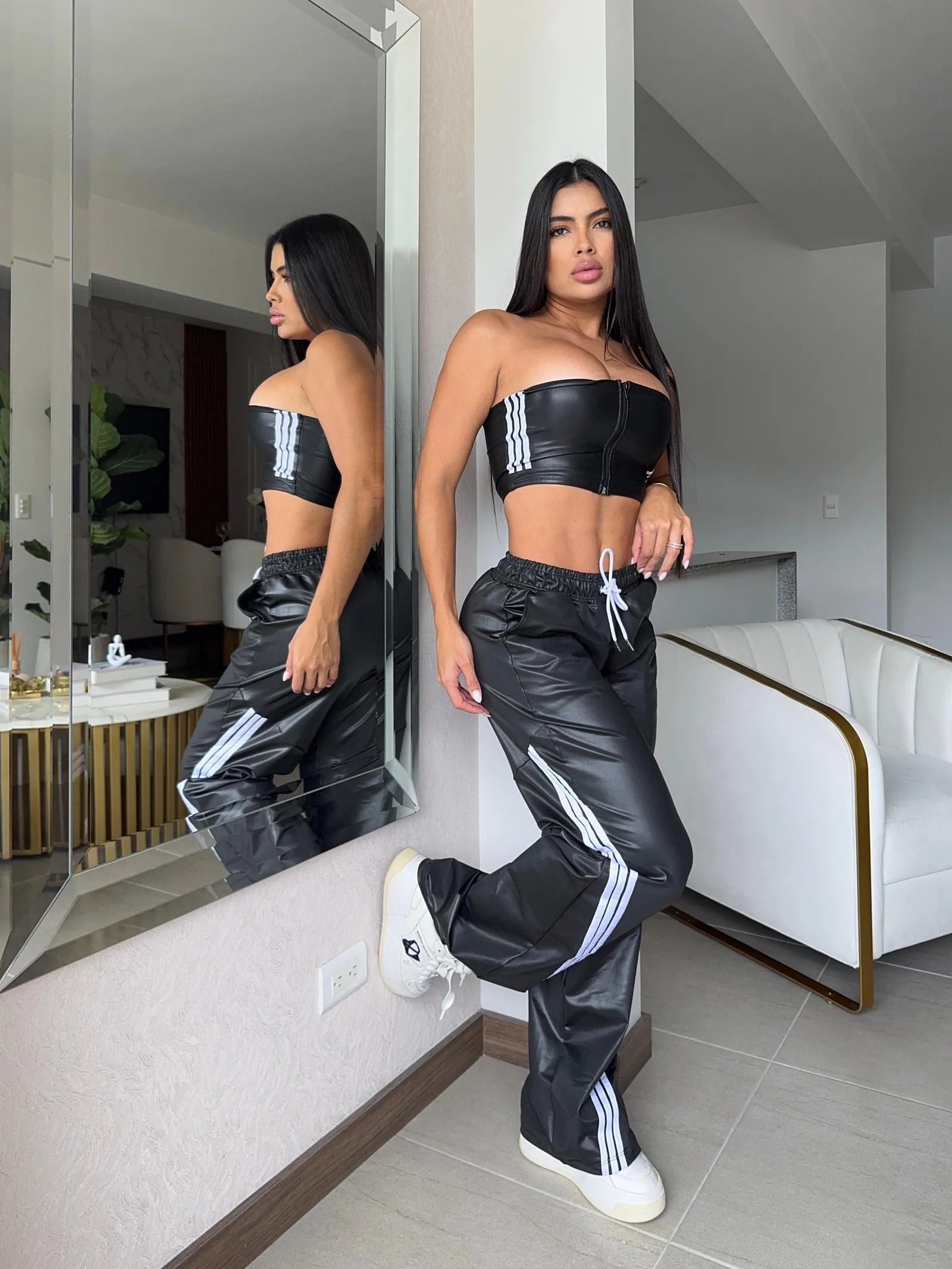Pantalón Jogger Efecto Cuero con Franjas Urbanas — vista 2