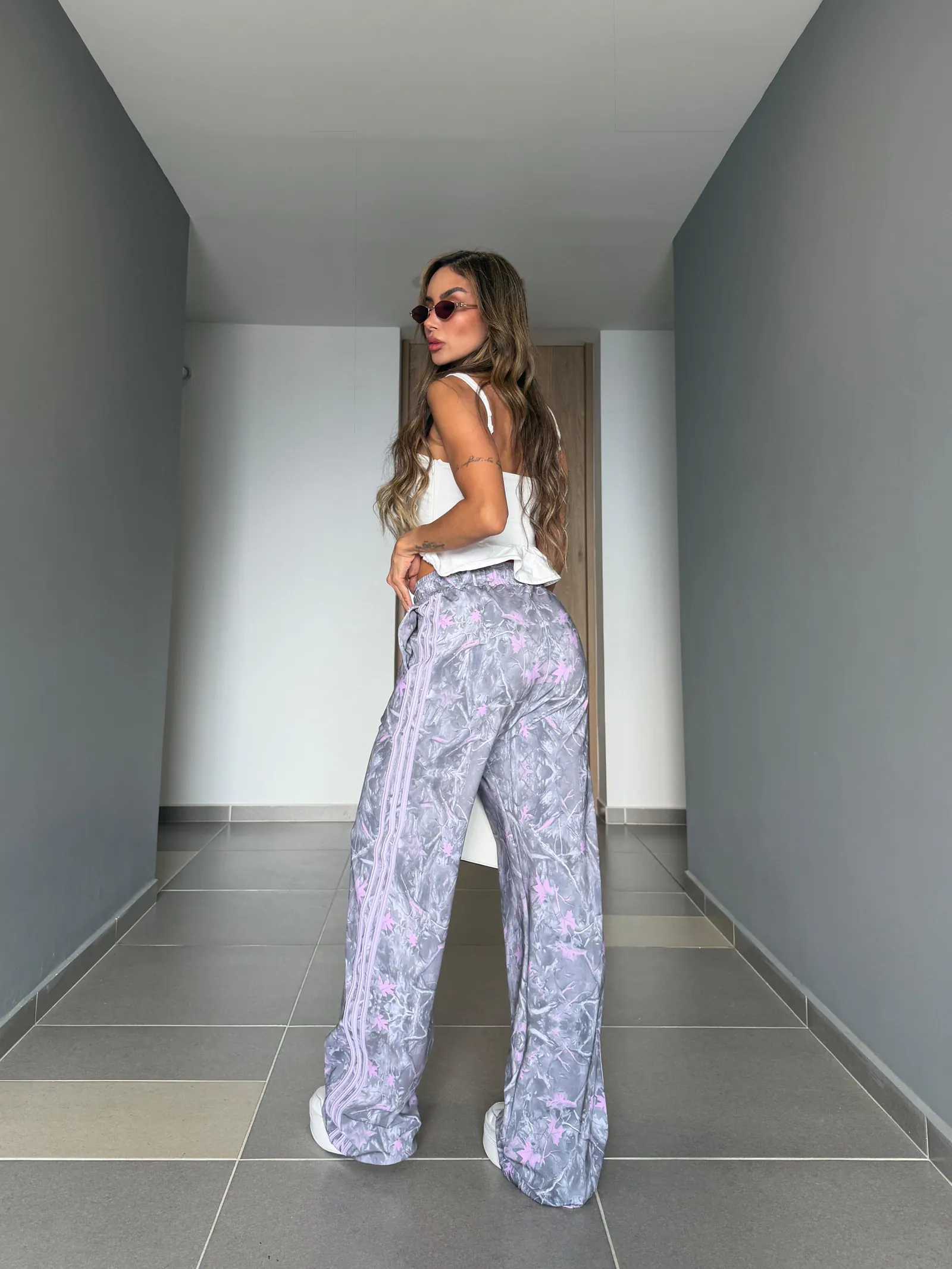 Sudadera de Nylon Sublimada - Hojas Grises y Triple Franja — vista 2