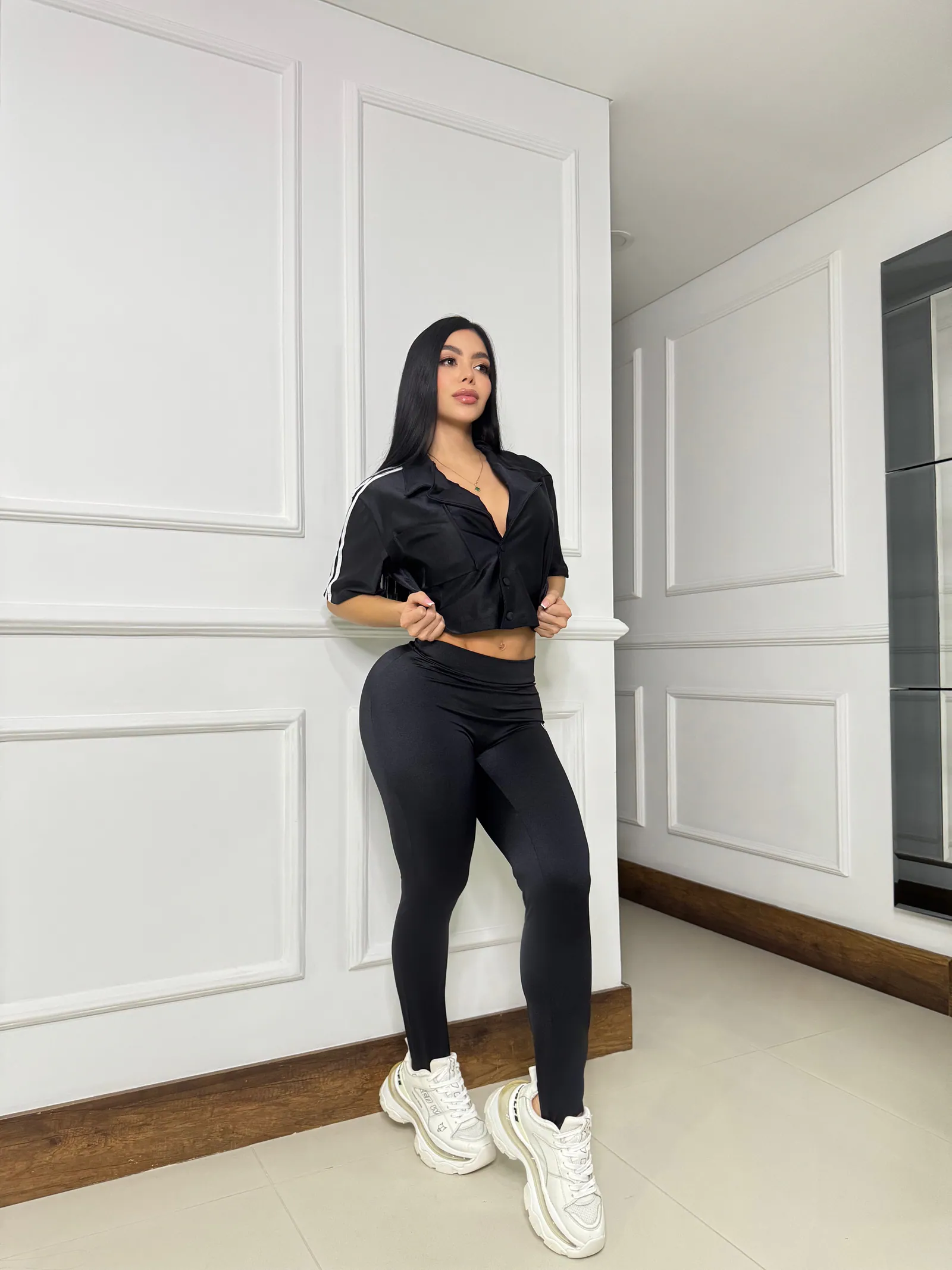 Set urban sport en tela destellante camisa con cuello y botones - leggins — vista 2