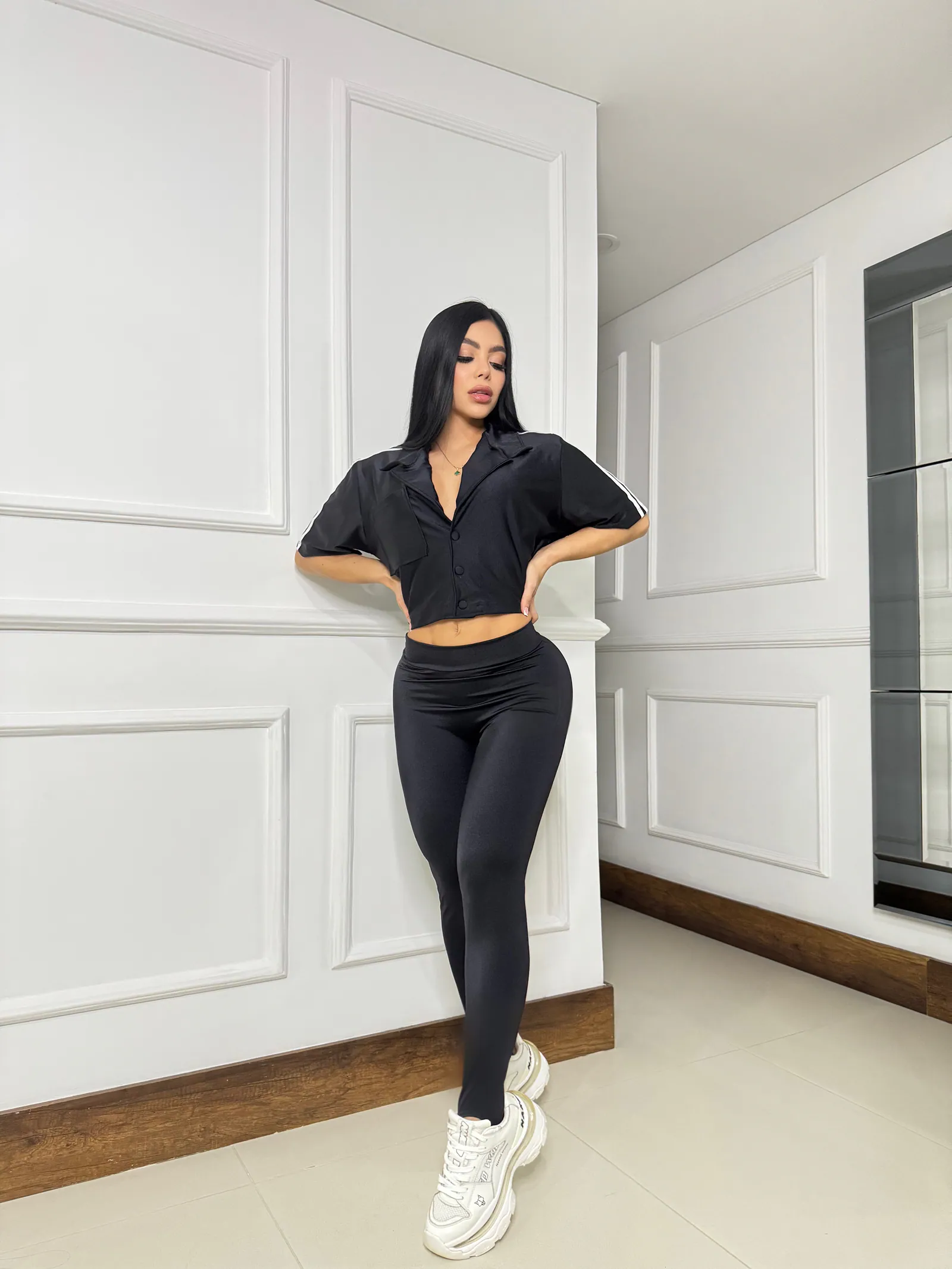 Set urban sport en tela destellante camisa con cuello y botones - leggins — vista 1