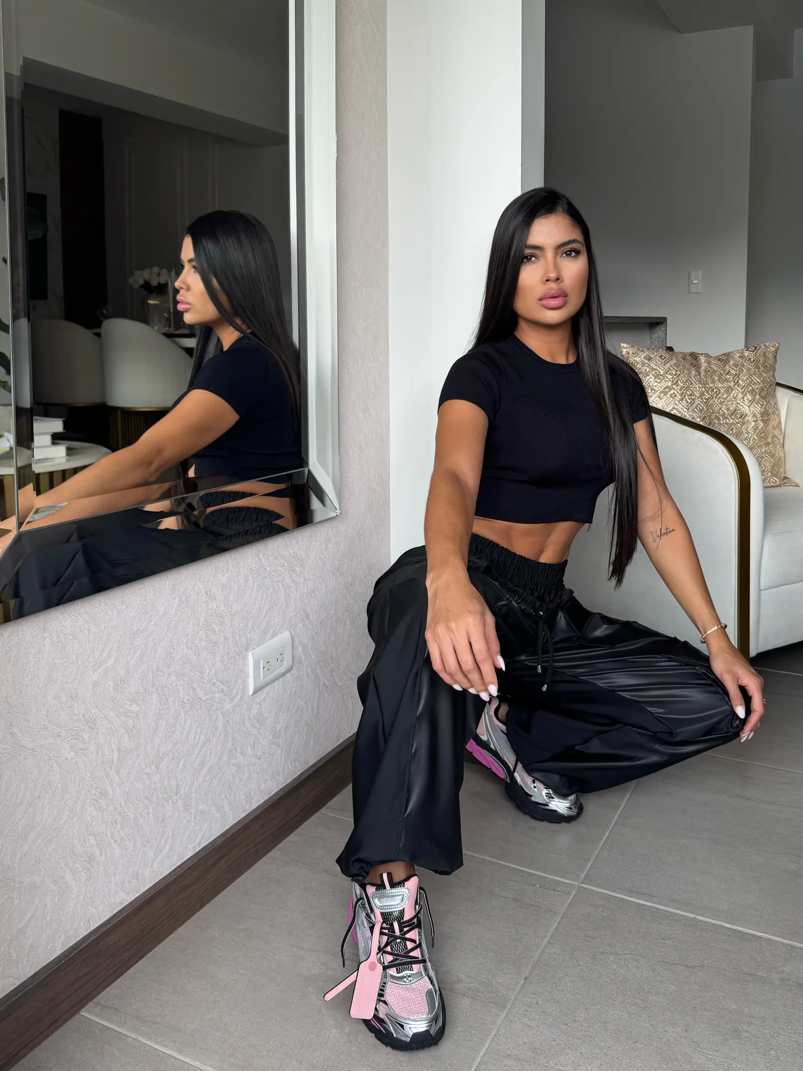 Pantalón cargo efecto cuero doble pretina relax fit — vista 2
