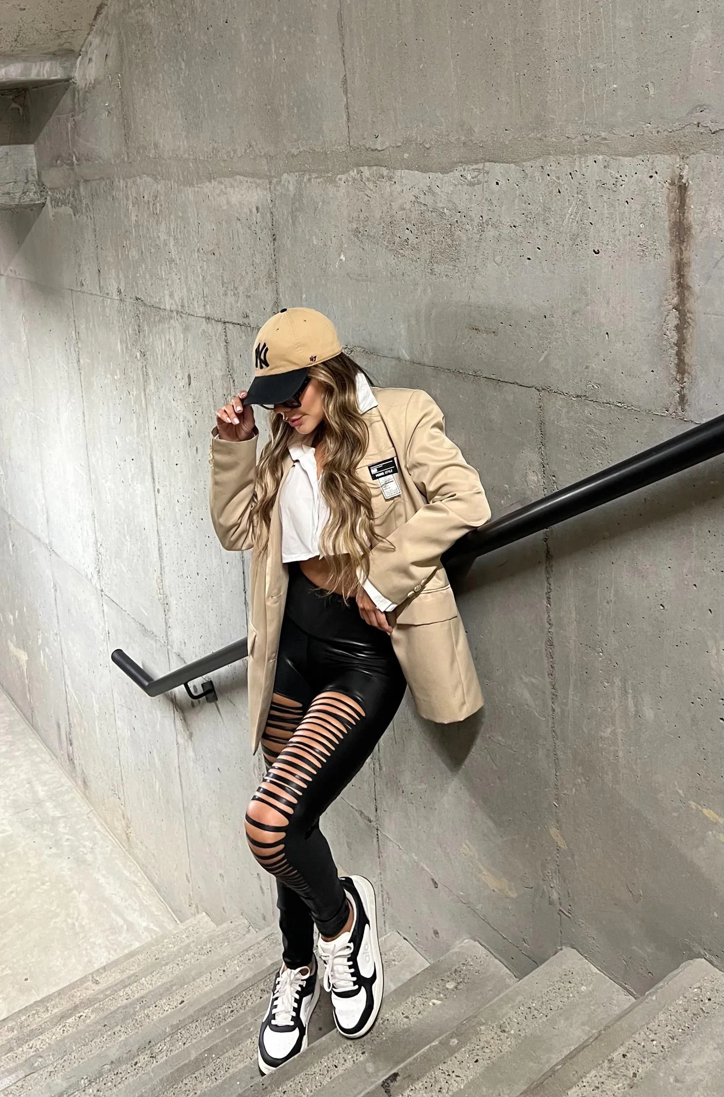 Leggins efecto Cuero – Stretch – Rasgados Urbanos — vista 3