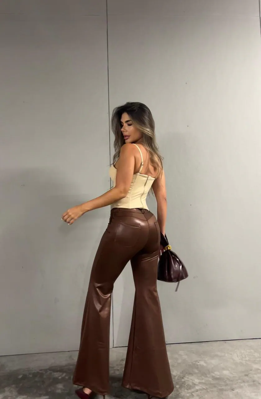 Pantalón flare efecto cuero acabado brillante y tiro alto — vista 4