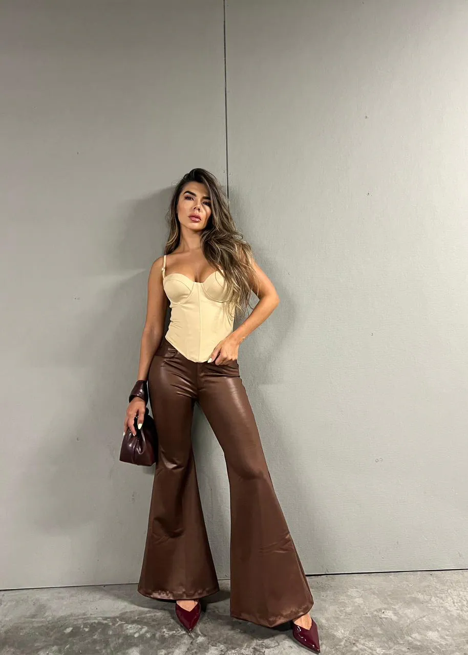 Pantalón flare efecto cuero acabado brillante y tiro alto — vista 2