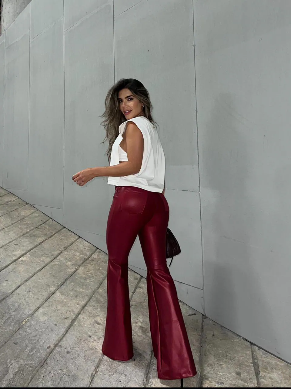 Pantalón flare efecto cuero acabado brillante y tiro alto — vista 3