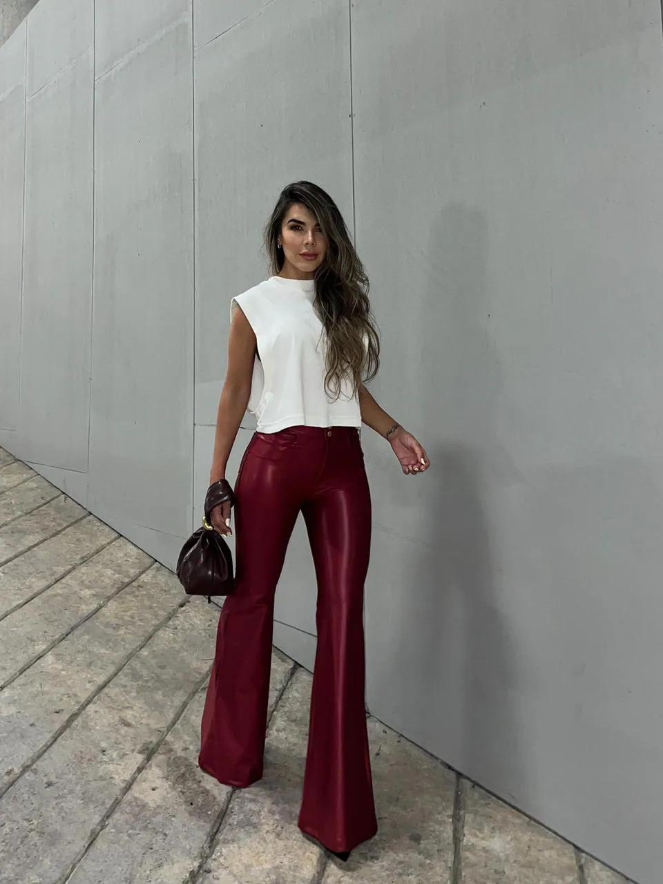 Pantalón flare efecto cuero acabado brillante y tiro alto — vista 1