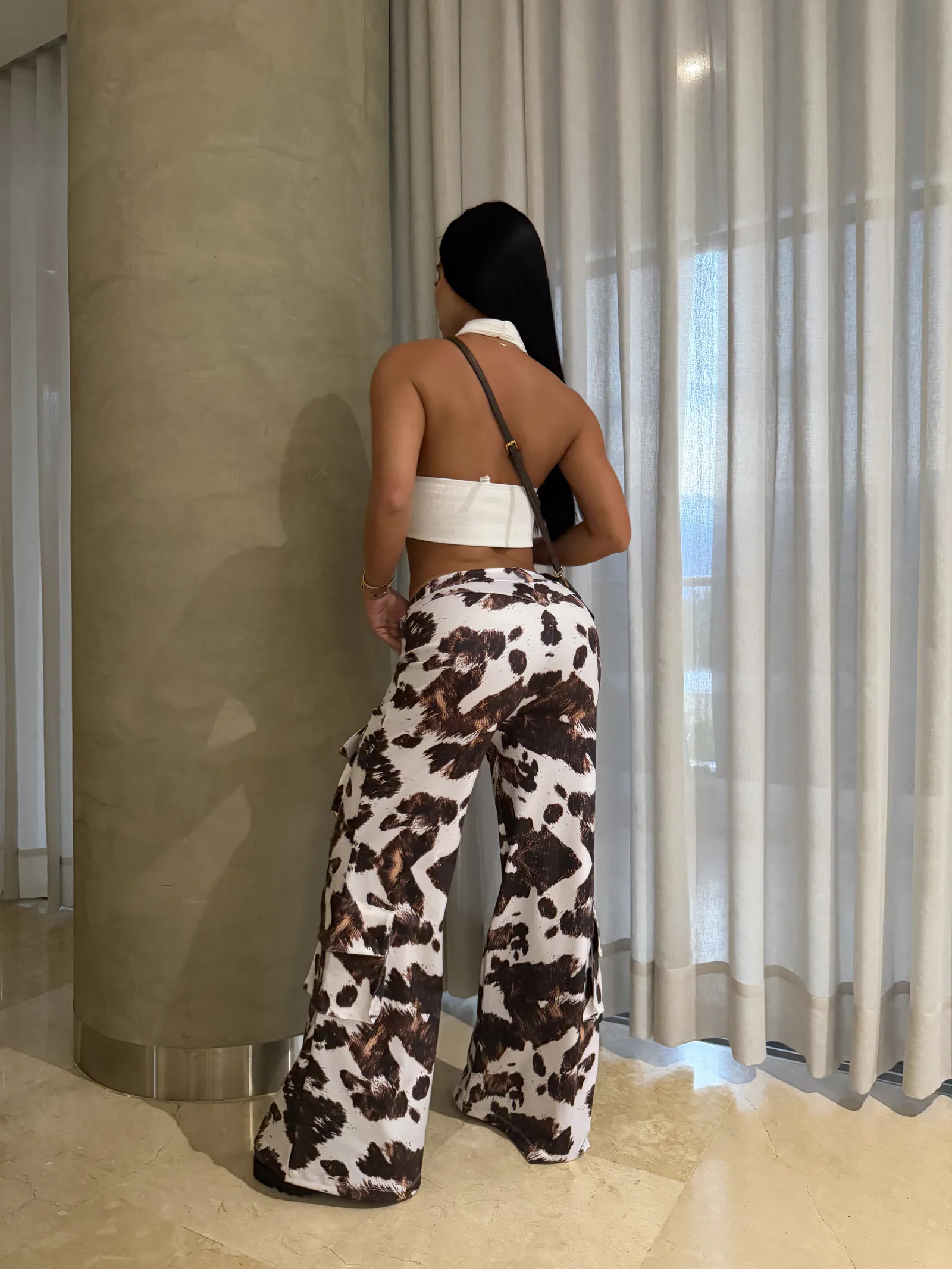 Pantalón Cargo efecto cuero Estampado de Vaca (Cow Print) y bolsillos cargo — vista 4