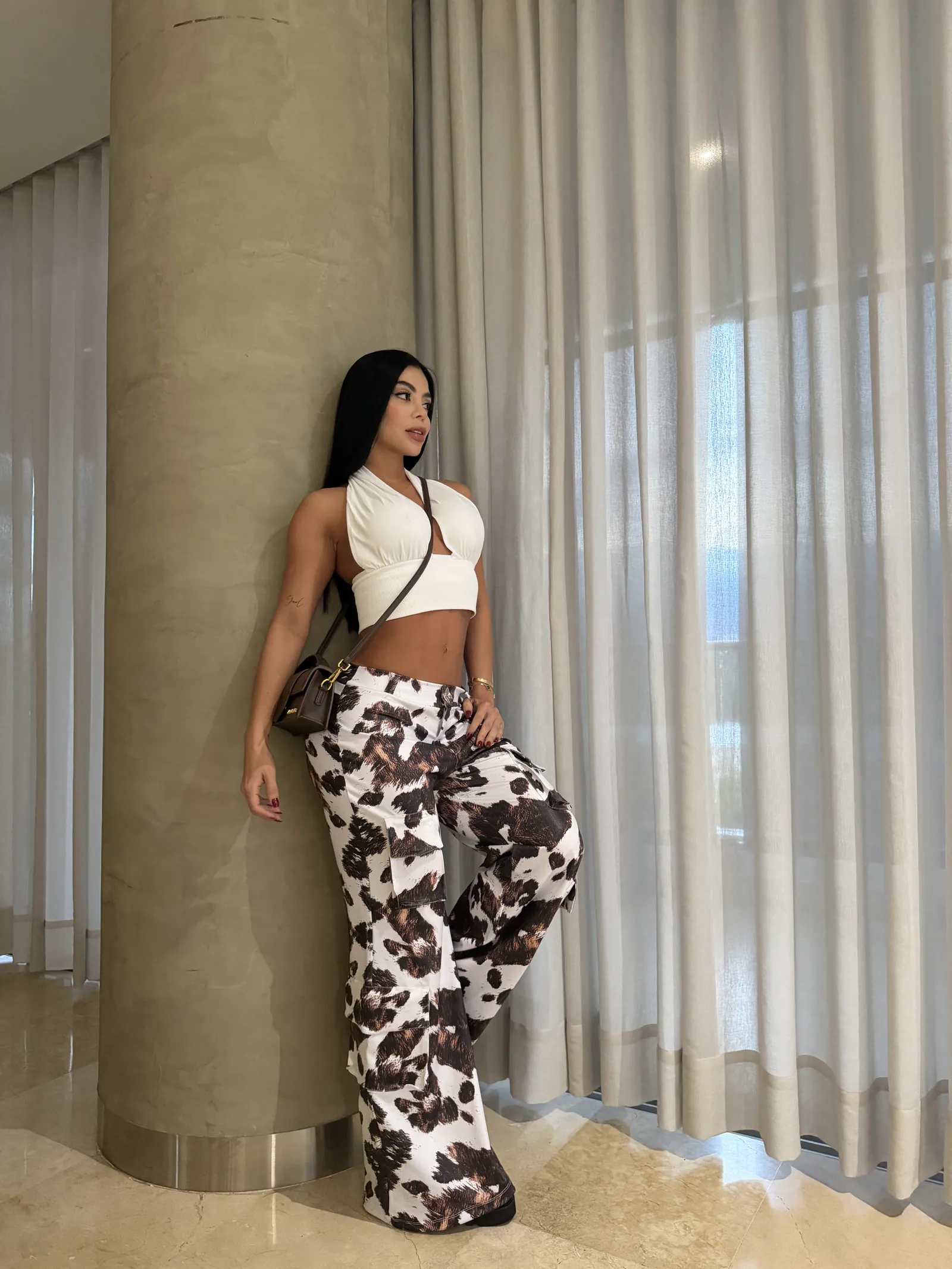 Pantalón Cargo efecto cuero Estampado de Vaca (Cow Print) y bolsillos cargo — vista 2